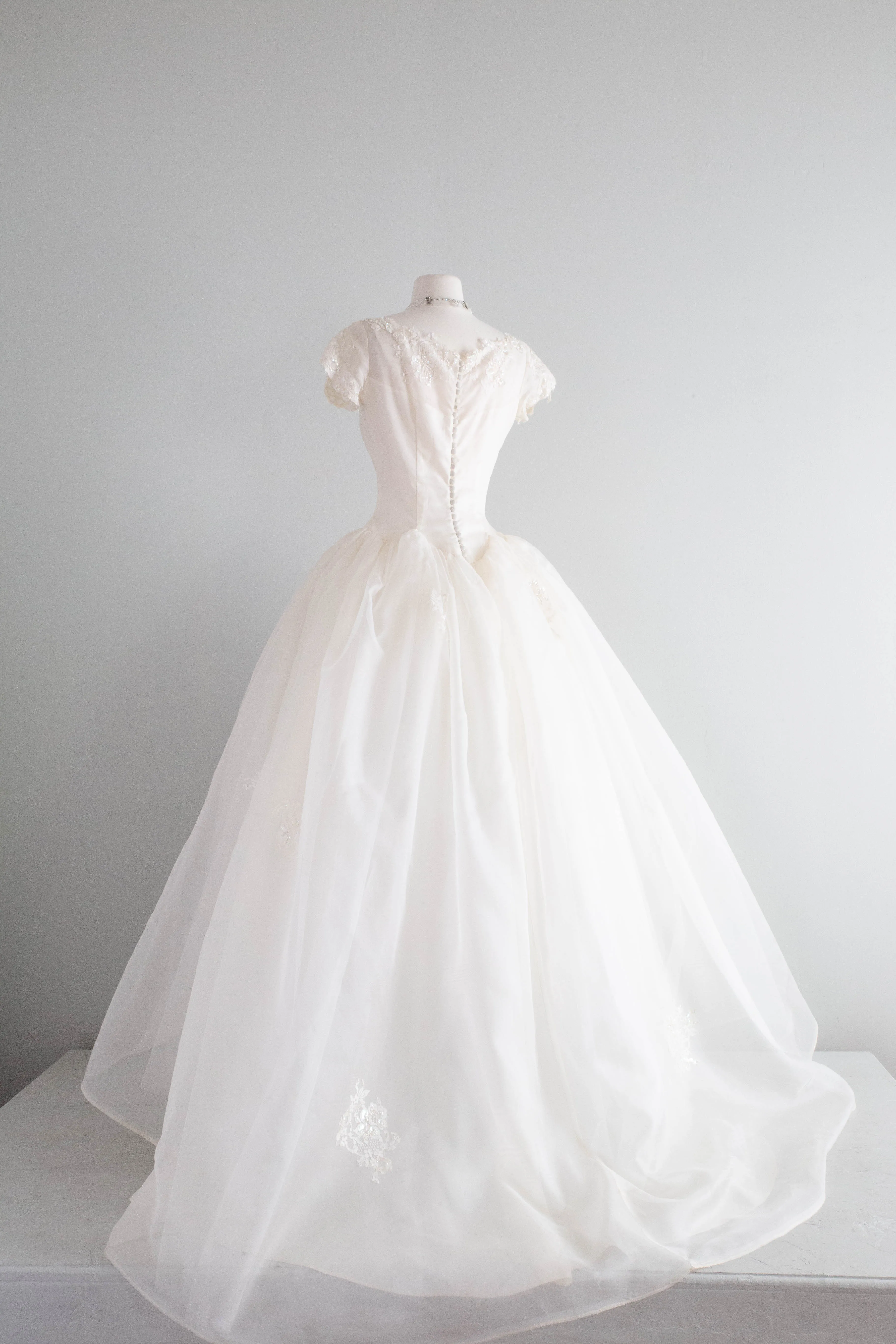 Breathtaking 1950's Ivory Couture Wedding Gown In Silk Organza / Small