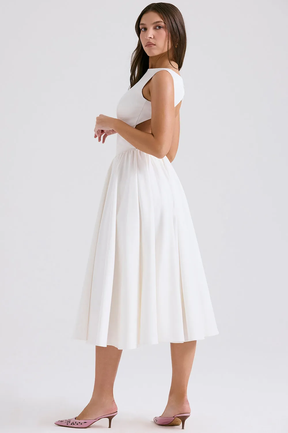 Davana - Elegant dress with open back