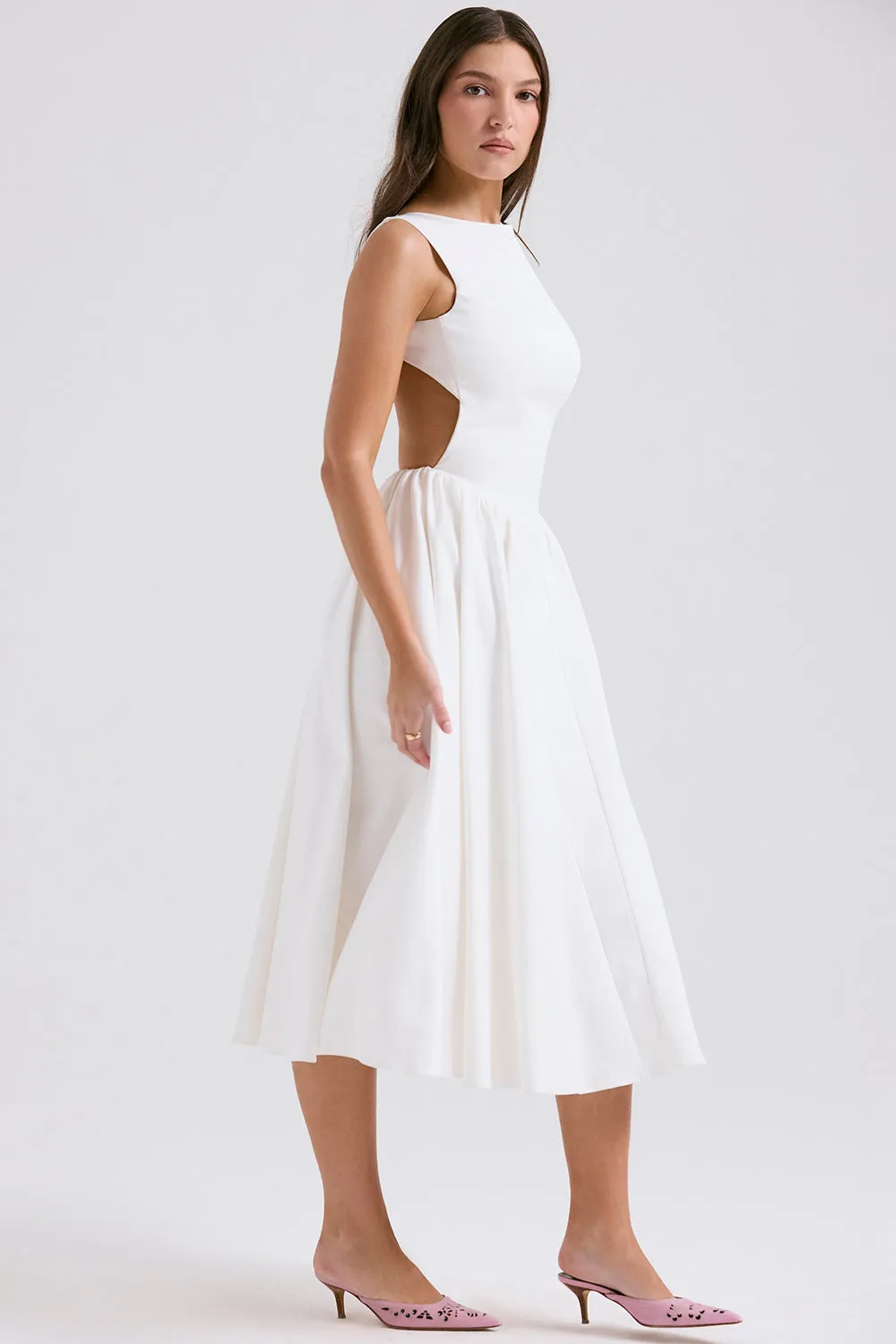 Davana - Elegant dress with open back