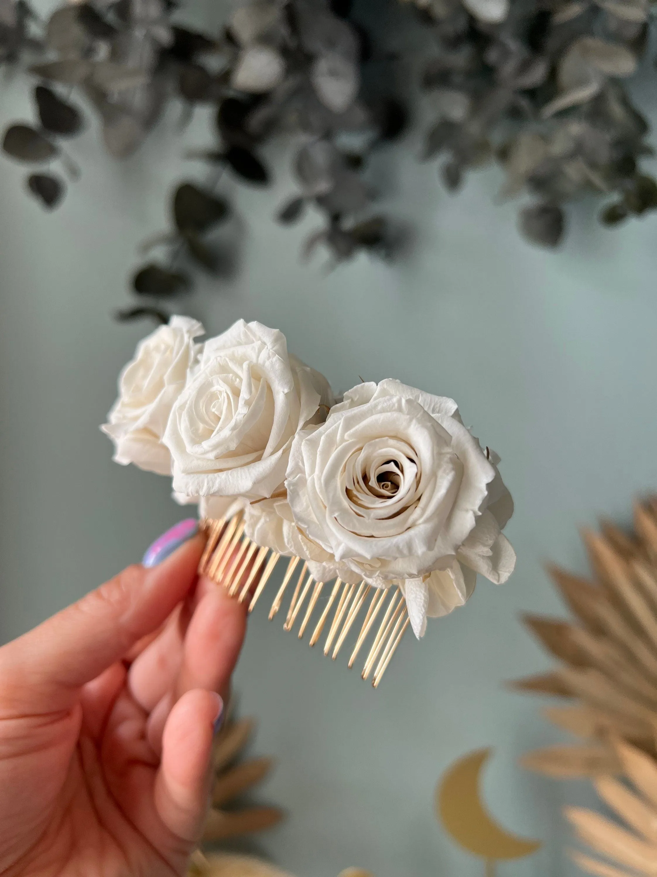 Ivory White Bridal Rose Hair Comb, Preserved Roses Wedding Hair Piece, Boho Bridal Dried Flower Comb, Minimal Elegant Hair Piece in Gold