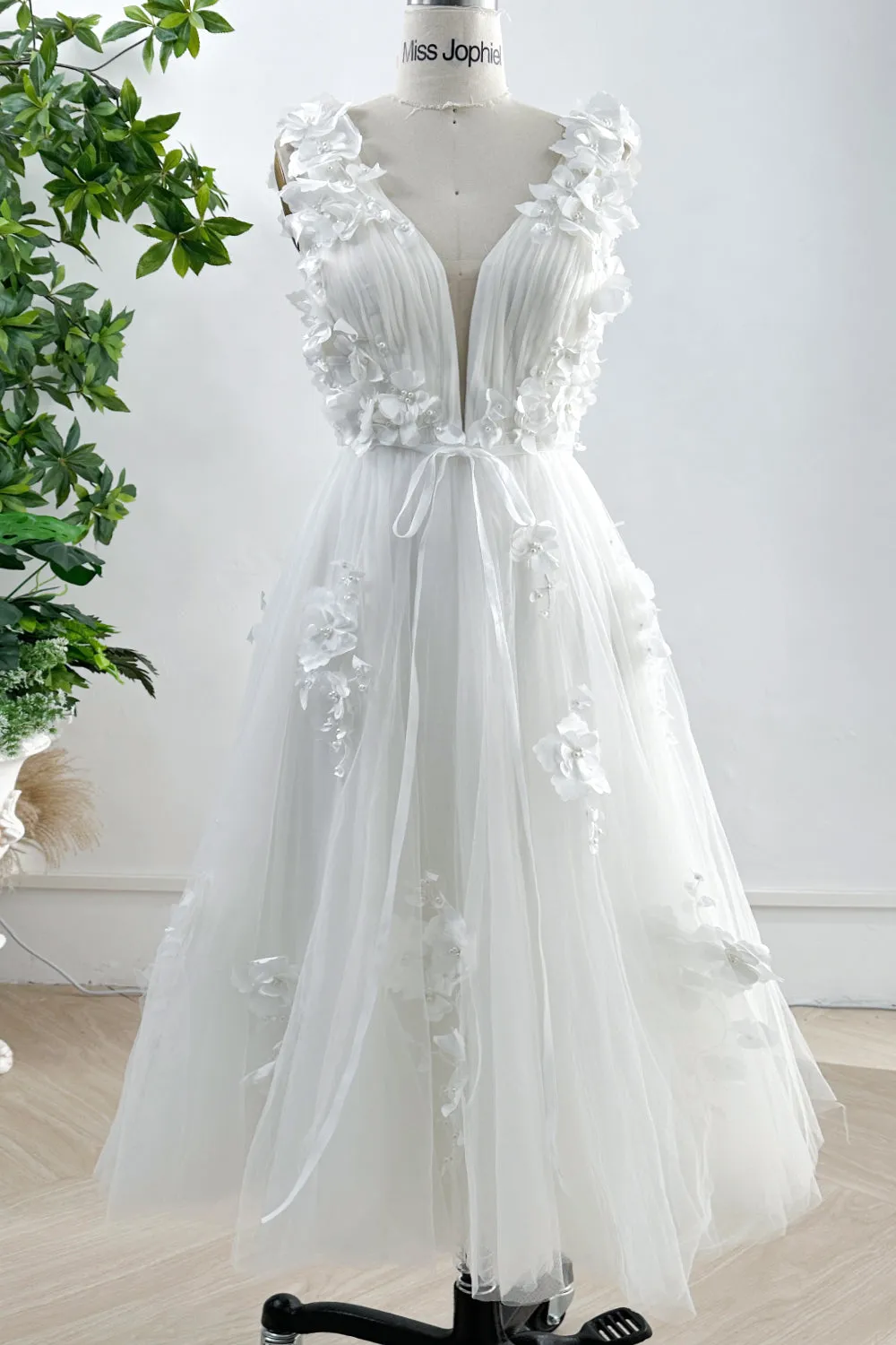 V Neck Sleeveless 3D Floral Applique Midi Wedding Dress